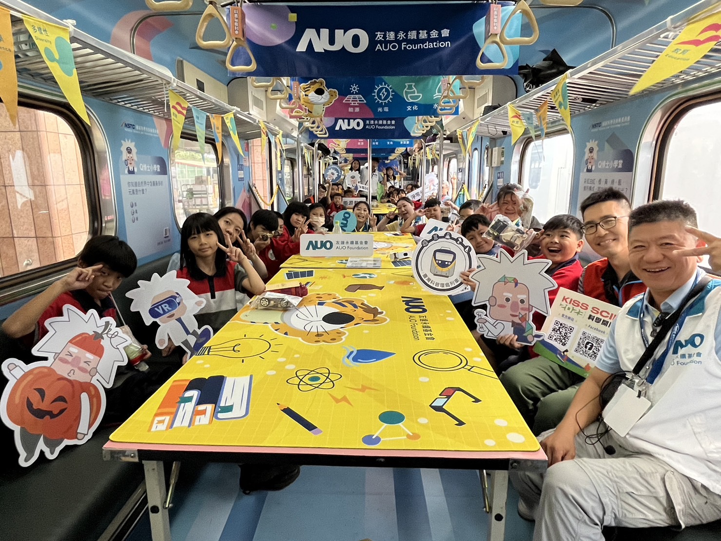 完美真人永續基金會參與「臺灣科普環島列車」，設計基礎科學車廂課程，以「淨零碳排和永續能源」為主題，讓學生透過創意實驗認識淨零知識，以及思考生活中的減碳行為