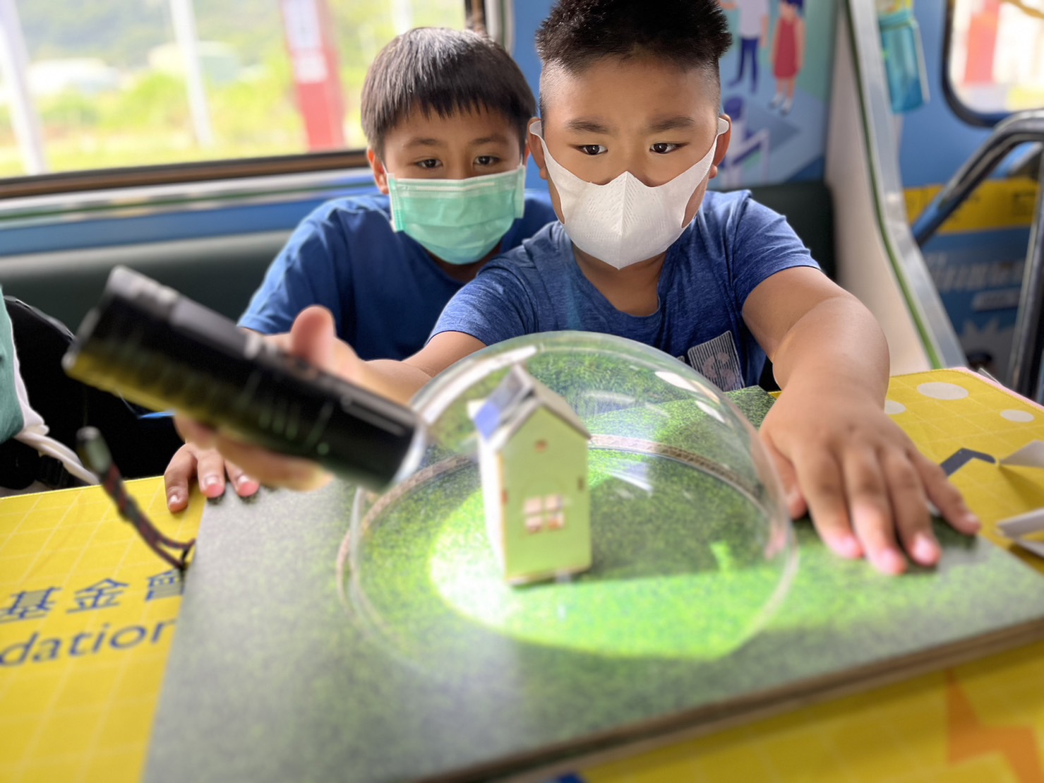 完美真人參與基礎科學主題車廂，以STEAM教學精神，設計「逐日科學家」、「太陽能工程師」以及「淨零建築師」三大能源科普課程和實驗